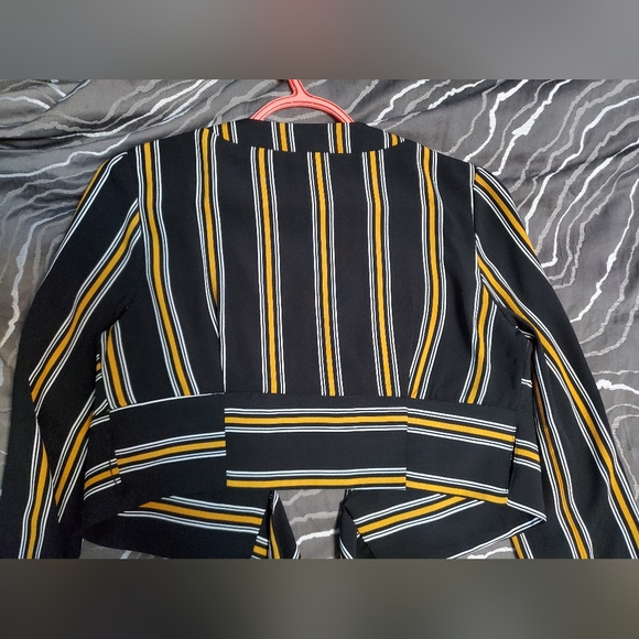 Forever 21 Black and Yellow cropped tie waist bell sleeve top - Picture 6 of 7